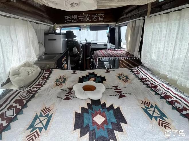 意改装床车旅行轻客露营车自驾游更给力ky开元棋牌3门3座后厢大依维柯得(图4) 意改装床车旅行轻客露营车自驾游更给力ky开元棋牌3门3座后厢大依维柯得(图4)