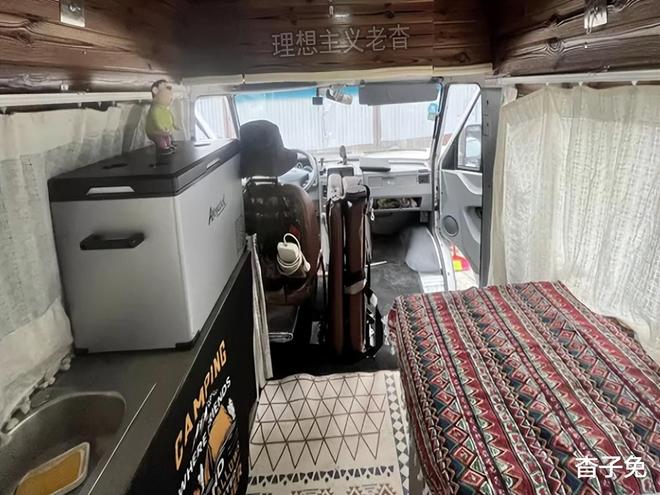 意改装床车旅行轻客露营车自驾游更给力ky开元棋牌3门3座后厢大依维柯得(图1) 意改装床车旅行轻客露营车自驾游更给力ky开元棋牌3门3座后厢大依维柯得(图1)