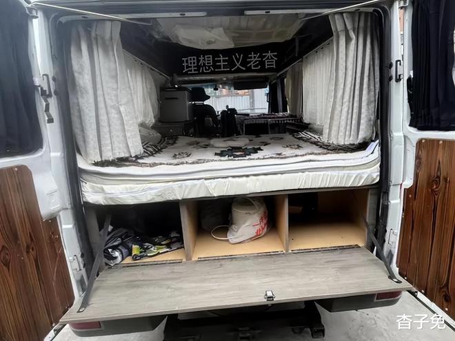 意改装床车旅行轻客露营车自驾游更给力ky开元棋牌3门3座后厢大依维柯得(图2) 意改装床车旅行轻客露营车自驾游更给力ky开元棋牌3门3座后厢大依维柯得(图2)